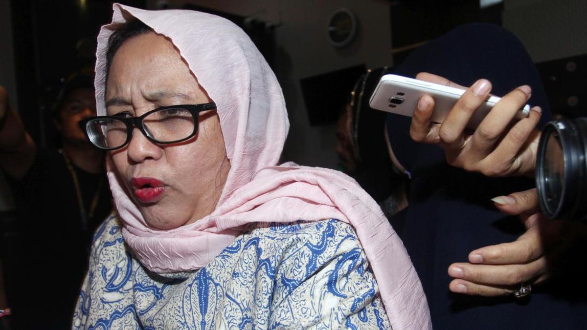 Wakil Kepala BGN Nanik Deyang Nangis Minta Maaf Siswa Keracunan MBG