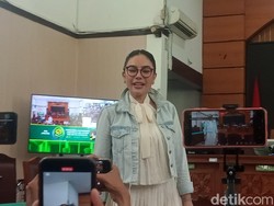 Outfit Nikita Mirzani Kembali Curi Perhatian Saat Sidang