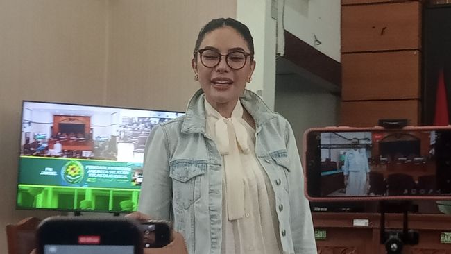 Nikita Mirzani beberapa kali disemprot hakim dalam sidang penjelasan saksi ahli di PN Jaksel, Kamis (25/9).