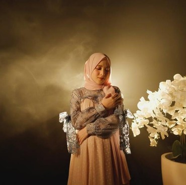 Ini 7 Potret Terbaru Nissa Sabyan dengan Perut Membesar Diduga Hamil Anak Ayus