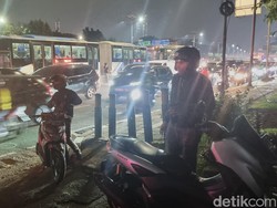 Kelelahan, Pemotor Ini Pilih Menepi untuk Istirahat gegara Jalan Gatsu Macet