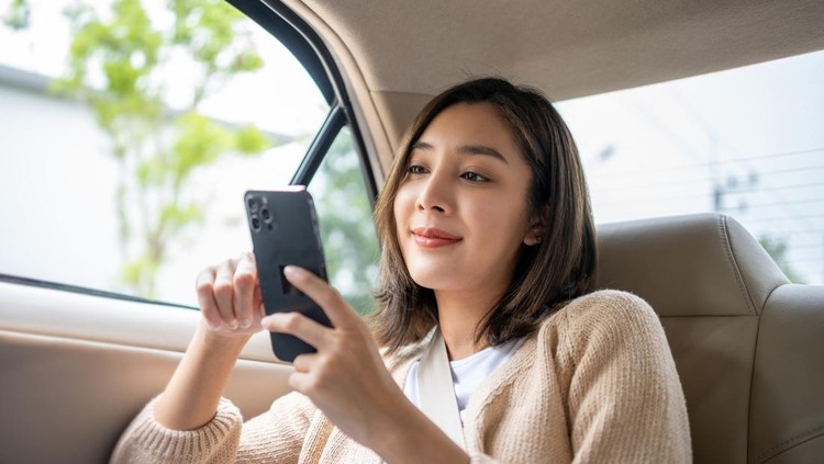 Perempuan main gadget
