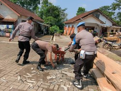 Sigap! Polres Temanggung Kerja Bakti Bantu Warga Terdampak Hujan Angin