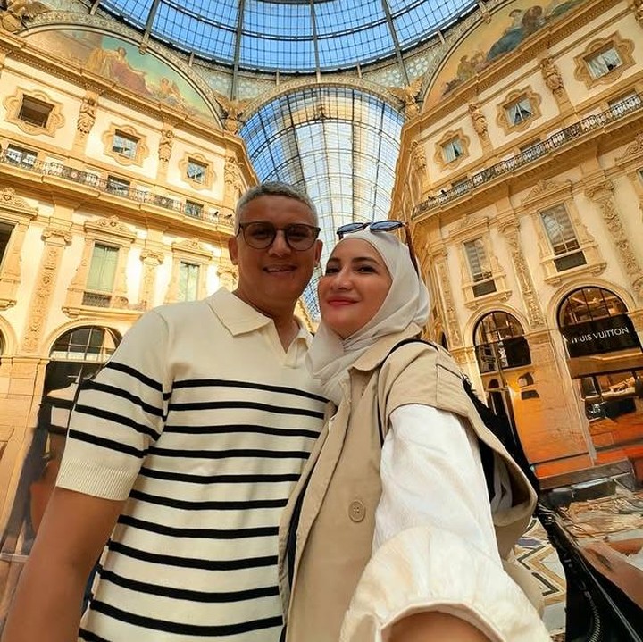 <p>Momen manis pasangan ini terekam saat mereka berpose mesra di Duomo, Milan. Kebahagiaan itu pun ia bagikan lewat sejumlah potret yang diposting di Instagram pribadinya. (Foto: Instagram @natalie_sarahs)</p>