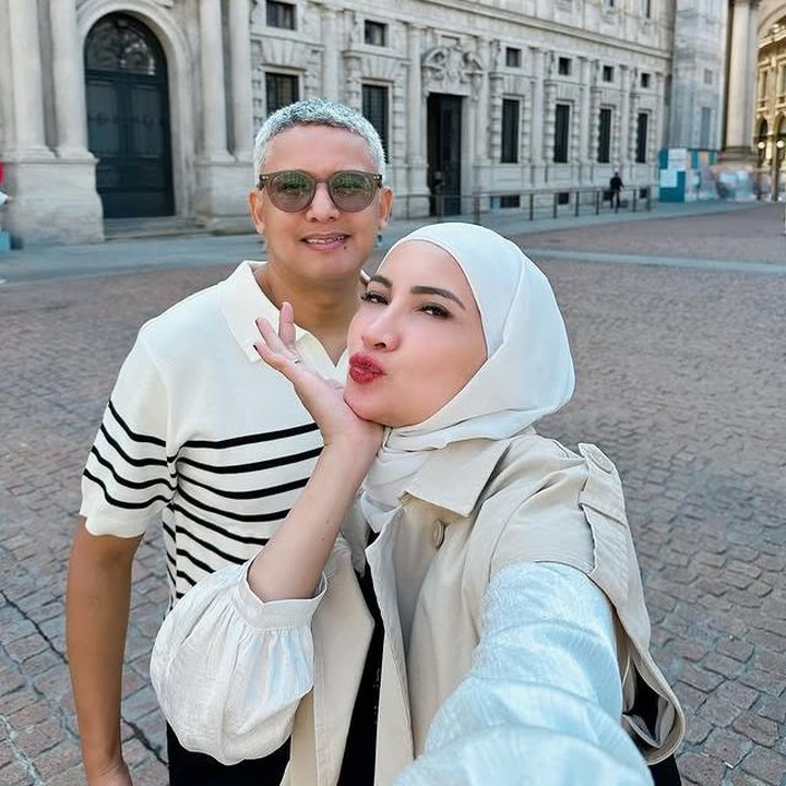 <p>Meski kini sudah menginjak 18 tahun pernikahan, pasangan ini selalu terlihat romantis dan jauh dari gosip miring. Keharmonisan&nbsp;keduanya pun berhasil membuat hati netizen terenyuh melihatnya. (Foto: Instagram @natalie_sarahs)</p>