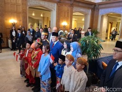 Prabowo Disambut Anak-anak hingga Diaspora Berbaju Adat di Ottawa Kanada