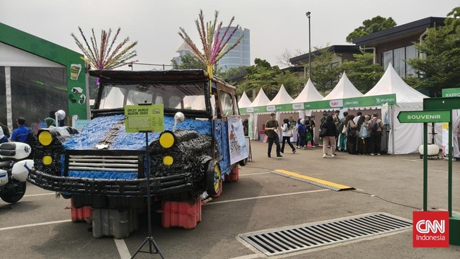 Dua buah karya instalasi berupa oplet dan perahu naga menghiasi gelaran Jakarta Eco Future Fest (JEFF) 2025.
