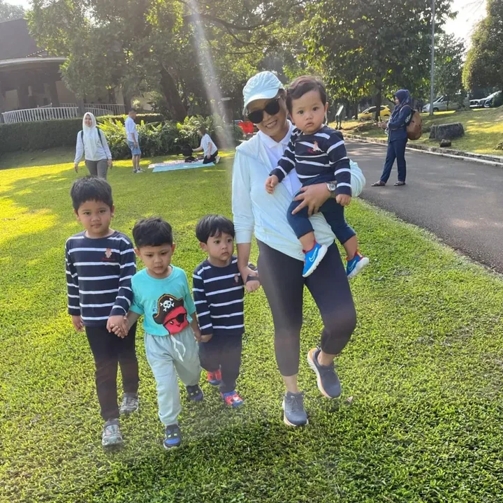 <p>Sebagai nenek, Retno tampaknya tak ingin melewatkan tumbuh kembang keempat cucunya. Selain jalan-jalan, Retno juga kerap menemani cucu-cucunya bermain saat libur sekolah. Pada Juni lalu, perempuan 62 tahun ini menemani cucu-cucunya liburan di Kebun Raya Bogor. "Hari pertama cucu-cucu libur sekolah, maka kami pagi-pagi jalan di Kebon Raya Bogor," ungkap Retno dalam unggahannya di Instagram. (Foto: Instagram @retno_marsudi)</p>