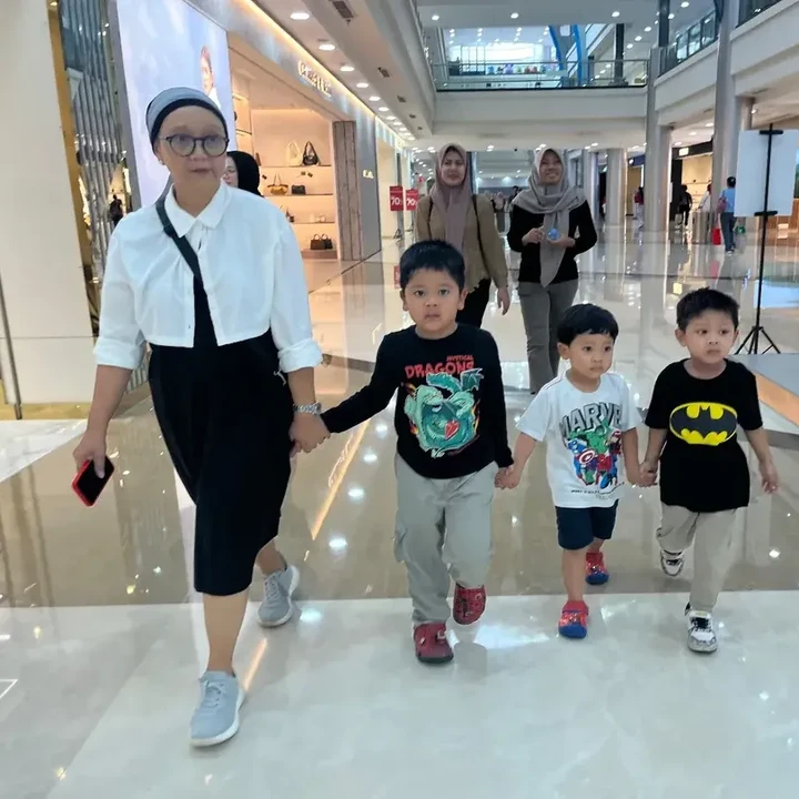 <p>Selain jalan-jalan di kawasan <em>outdoor</em>, Retno juga sering <em>quality time</em> bareng cucunya di mal. Retno pernah mengunggah potretnya saat momong cucu di mal. Dari potret ini terlihat Retno sangat dekat dengan cucu-cucunya yang masih kecil. (Foto: Instagram @retno_marsudi)</p>