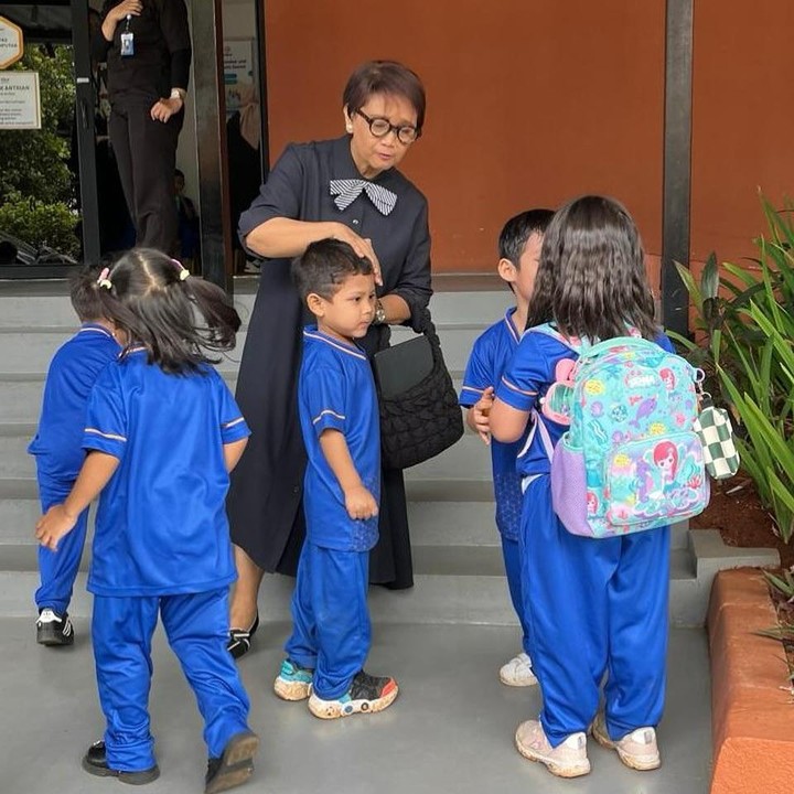 <p>Retno Marsudi sudah tak lagi menjabat sebagai Menteri Luar Negeri (Menlu) sejak Oktober 2024. Kini, Retno disibukkan dengan pekerjaan barunya sebagai utusan khusus Sekretaris Jenderal PBB untuk Isu Air. Di tengah kesibukannya, Retno masih menyempatkan diri untuk menghabiskan waktu dengan cucu-cucunya. Perempuan kelahiran tahun 1962 ini bahkan pernah menyisihkan waktunya untuk menjemput sang cucu yang pulang sekolah. (Foto: Instagram @retno_marsudi)</p>