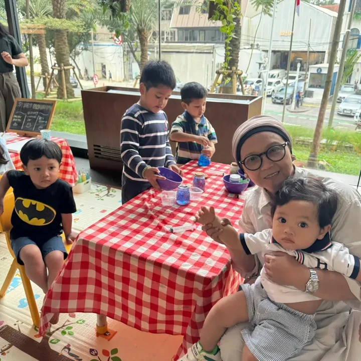 <p>Keempat cucu Retno, yakni Manggala, Mahendra, Bramastha, dan Mangkubumi, tampaknya menjadi sosok yang spesial di mata perempuan kelahiran Semarang ini. Tak heran bila Retno sering menghabiskan waktu dengan keempat cucunya di sela waktu istirahatnya bekerja. Perlu diketahui, Retno memiliki dua anak laki-laki dari pernikahannya dengan Agus Marsudi. Kedua anak laki-laki Retno ini bernama Dyota Marsudi dan Bagas Marsudi. (Foto: Instagram @retno_marsudi)</p>