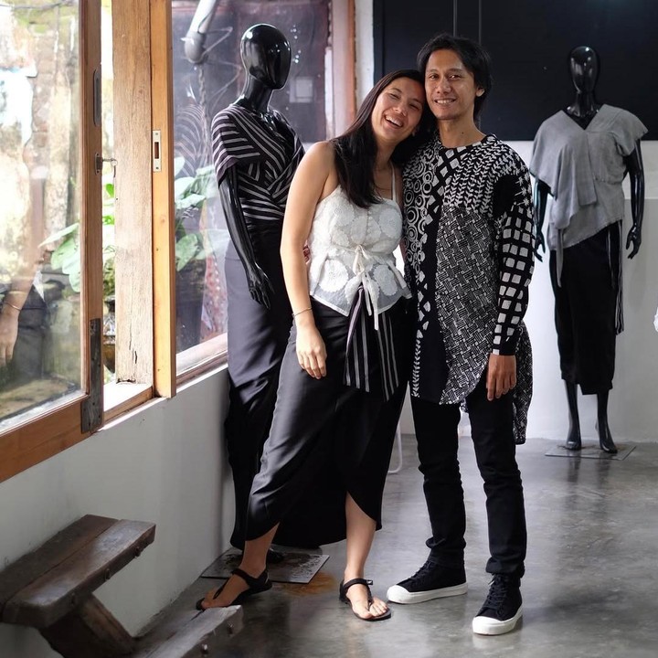 <p>Kebahagiaan tengah menyelimuti Sarah dan Eros Sheila on 7 yang baru saja merayakan <em>wedding anniversary.</em> Keduanya telah mengarungi bahtera rumah tangga selama 16 tahun. (Foto: Instagram@sarahcandra)</p>