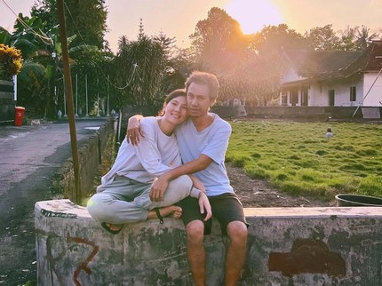 Sarah dan Eros Sheila on 7 Rayakan Wedding Anniversary, Intip Potret Romantisnya