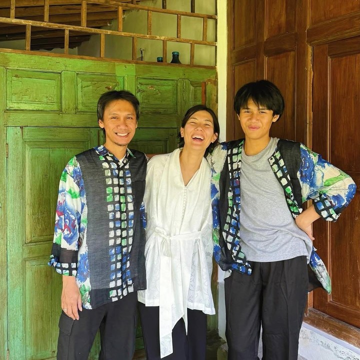 <p>Kebahagiaan mereka juga bertambah dengan kehadiran anak laki-laki yang kini telah beranjak remaja. Sang putra diberi nama El Pitu. Mereka pun kerap mengabadikan keharmonisan di hadapan publik.&nbsp;(Foto: Instagram@sarahcandra)</p>