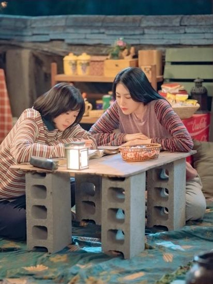 A Hundred Memories mengajak penonton untuk bernostalgia di era 1980-an dengan hubungan persahabatan dan cinta yang menarik. Dilengkapi oleh aktor-aktor berbakat yang membintangi drama ini.