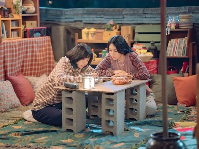 A Hundred Memories mengajak penonton untuk bernostalgia di era 1980-an dengan hubungan persahabatan dan cinta yang menarik. Dilengkapi oleh aktor-aktor berbakat yang membintangi drama ini.