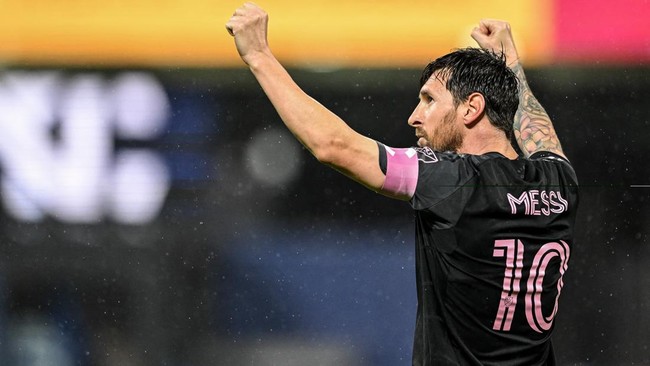 Lionel Messi mencetak dua gol saat Inter Miami mengalahkan New York City FC 4-0, memperkuat posisinya sebagai top skor MLS 2025 dengan koleksi 24 gol.