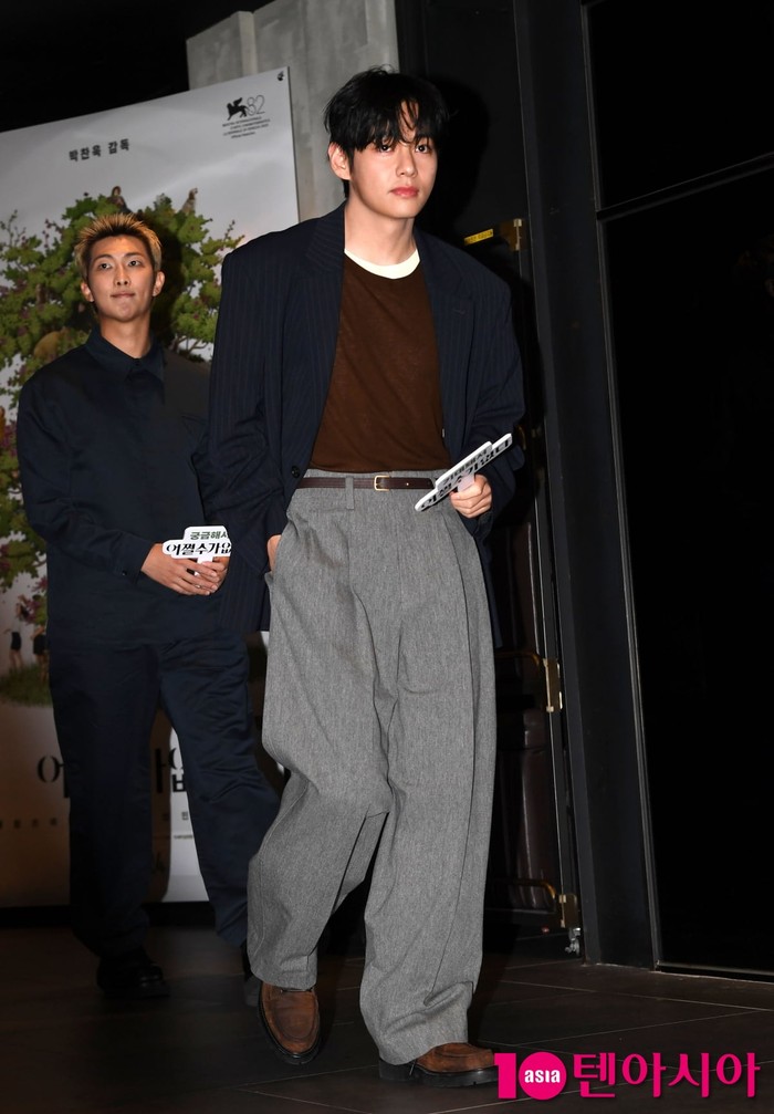 Sontak jadi sorotan, pemutaran perdana VIP film ‘NO OTHER CHOICE’ yang diadakan di CGV Yongsan I-Park Mall di Distrik Yongsan, Seoul, Korea Selatan pun ikut dimeriahkan dengan kehadiran RM dan V BTS lho, Beauties!/ Foto: x.com/tenasia_