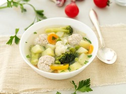 Resep Sup Bakso Ayam yang Bernutrisi dan Berkuah Gurih