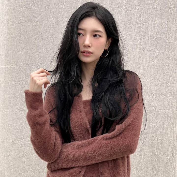 <p>Bae Suzy dikenal sebagai salah satu aktris dengan tahi lalat di bola matanya. Namun, ia mengaku telah menghilangkannya. Hal itu diungkap Suzy ketika menjadi bintang tamu dalam YouTube Jo Hyun Ah yang bertajuk <em>Beginner YouTuber Meets a Power Celebrity.&nbsp;</em>(Foto: Instagram@management_soop)</p>