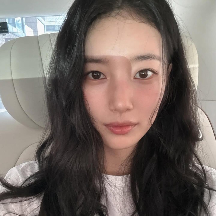 <p>Dilansir dari laman <em>AllKpop</em>, Jo Hyun Ah mempertanyakan perihal penampilan sang aktris tanpa tahi lalat di bola matanya. Suzy pun menjawab bahwa ia sebenarnya menyukai tahi lalat itu dan menurutnya, itu tidak buruk.&nbsp;&nbsp;(Foto: Instagram@skuukzky)</p>