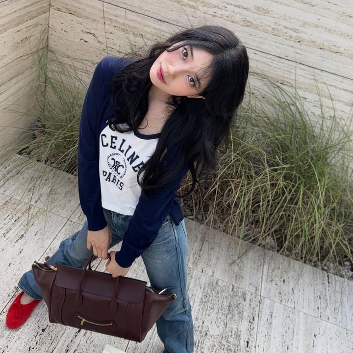 <p>Hal tersebut diketahui langsung melalui kolom komentar postingan Suzy yang selalu diramaikan oleh para pengikutnya di media sosial. &ldquo;Ya ampun kamu terlihat seperti boneka!&rdquo; tulis akun <em>@starbae****.</em> &ldquo;Dia sangat cantik,&rdquo; tulis akun <em>@hyunkim****.&nbsp;</em>(Foto: Instagram@skuukzky)</p>