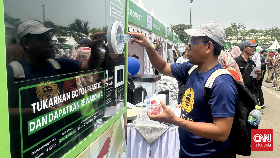 Warga Tambah Saldo e-Wallet dengan Tukar Botol Plastik di JEFF 2025