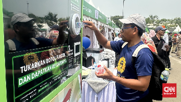 Warga Tambah Saldo e-Wallet dengan Tukar Botol Plastik di JEFF 2025