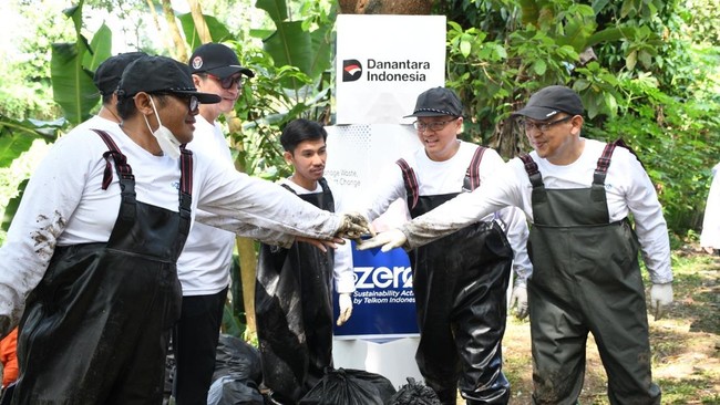 Telkom melalui GoZero% melaksanakan aksi River Clean Up di Sungai Cioray, Bandung sebagai bagian dari rangkaian kegiatan GoZero% Goes to Bandung.