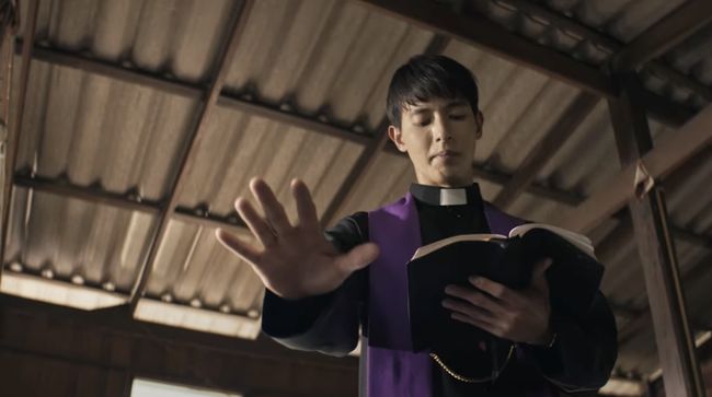 Tha Rae: The Exorcist digarap dan ikut ditulis oleh Taweewat Wantha yang sebelumnya menggarap Death Whisperer (2023) and Death Whisperer 2 (2024).