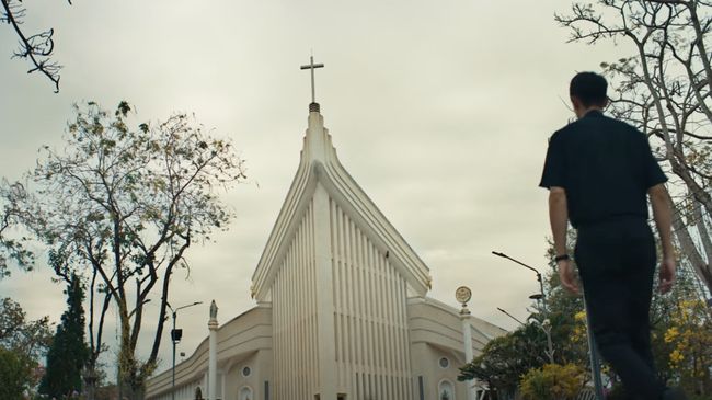 Review Tha Rae The Exorcist: Sutradara dan tim penulis memilih berusaha melakukan pendekatan yang agak berbeda dalam menggarap film ini.