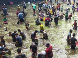 Penampakan Serunya Tradisi Buka Tetek di Embung Cueran Klaten
