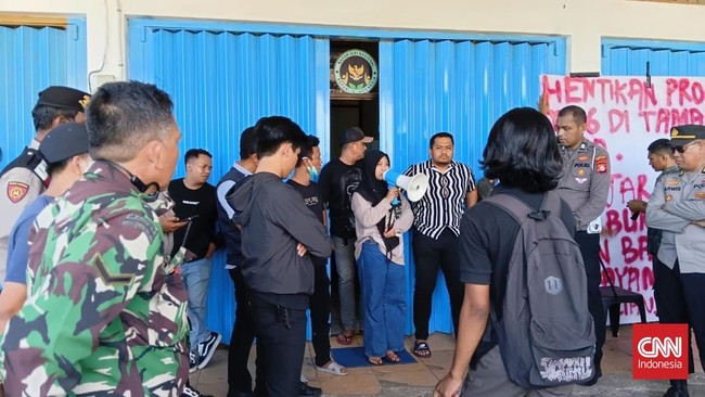 Warga Demo SPPG di Makassar Buntut Temuan Belatung di Nampan MBG Aktivis mahasiswa dan masyarakat unjuk rasa di Makassar, menuntut klarifikasi terkait temuan masalah dalam program MBG. SPPG diminta bertanggung jawab.