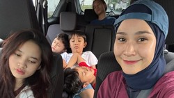 Jadi Ibu Enam Anak, 7 Potret Kedekatan Zaskia Adya Mecca dengan Putra-putrinya