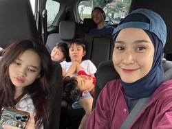 Jadi Ibu Enam Anak, 7 Potret Kedekatan Zaskia Adya Mecca dengan Putra-putrinya