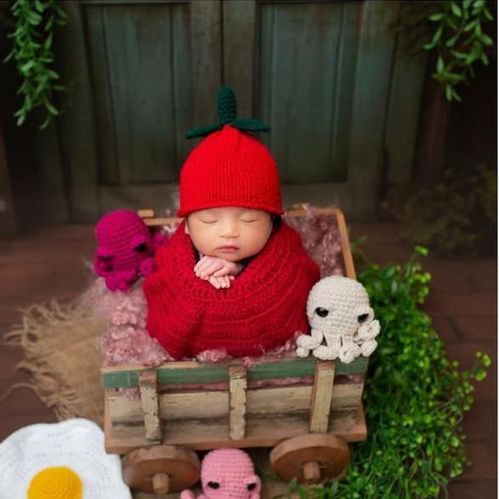 <p>Putri kedua Siti Badriah dan Krisjiana Baharuddin, Xandraya Zevora Davanee Baharudin juga berhasil mencuri perhatian dalam sesi <em>photoshoot</em> pertamanya. Dengan konsep yang unik, Xandraya dibedong dalam gerobak mungilnya dan dikelilingi boneka ubur-ubur yang menggemaskan. "Halo onty ongkel.. <em>Photoshoot</em> pertamanya <em>@xandrayazevora</em> nii. Udah cantik belom akuu? <em>Slide</em> keberapakah fav kamuu?" tulis Siti Badriah melalui Instagramnya. (Foto: Instagram @sitibadriahh)</p>