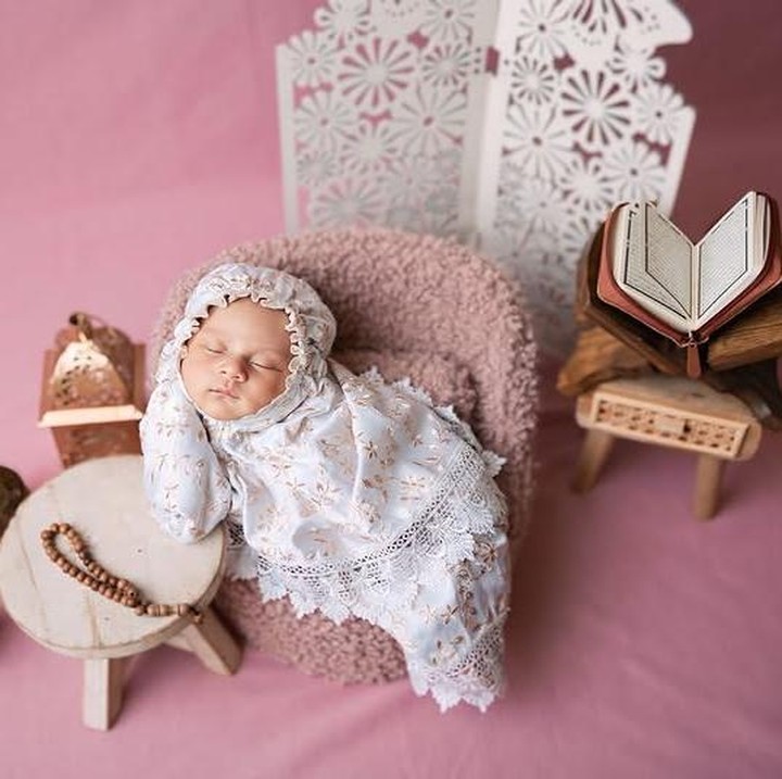 <p>Anak kedua Lesti Kejora dan Rizky Billar, Leshia Tivana Billar tampil super menggemaskan dalam sesi <em>photoshoot</em> <em>newborn</em>, Bunda. Mengusung tema islami lengkap dengan Al-Qur'an dan tasbih, Leshia terlihat mengenakan mukena putih sambil tertidur pulas di kursi mungilnya. "<em>Assalamualikum</em> Ukhti. <em>Masyaallah Tabarakallah</em>," tulis akun Instagram <em>@leshiativana</em>. (Foto: Instagram @leshiativana)</p>