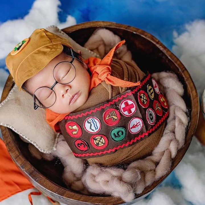 <p>Anak ketiga Kesha Ratuliu dan Adhi Permana Putra, Danish Danendra Putra Permana, tampak super imut saat melakukan <em>photoshoot</em> <em>newborn</em> bertema pramuka. Ia terlihat mengenakan bedongan coklat lengkap dengan topi dan selendang pramuka. Bagaimana menurut Bunda, gemas sekali, ya? (Foto: Instagram @kesharatuliu05)</p>