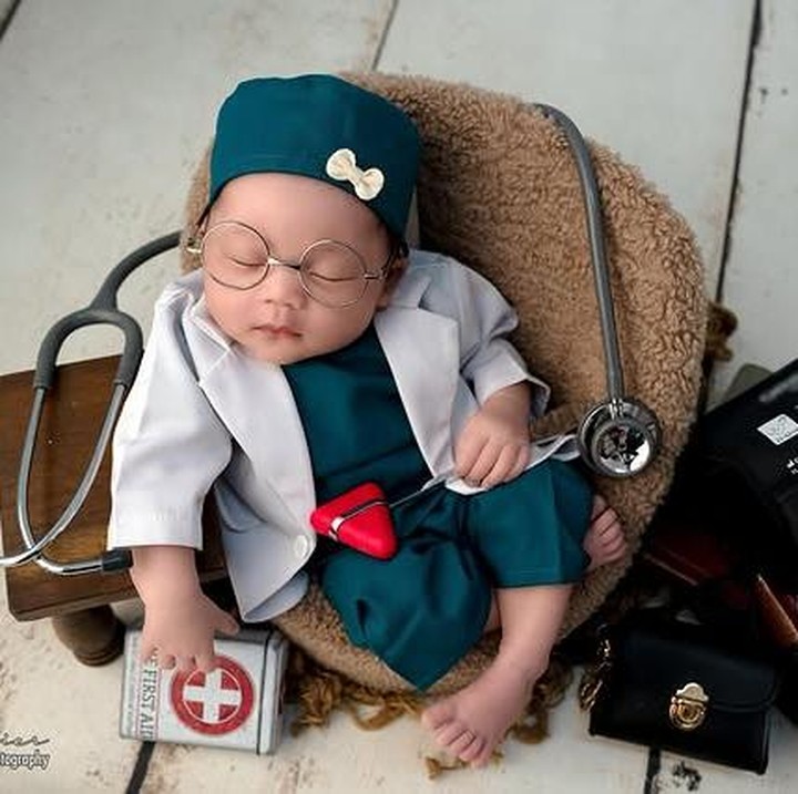 <p>Anak pertama penyanyi Danang 'Dangdut Academy' (DA) dan Hemas Nuraningrum, Diarta Maiza Pramasvara melakukan sesi <em>photoshoot newborn</em>-nya dengan tema dokter. Mengenakan pakaian dokter lengkap beserta topinya, Diarta terlihat manis dengan kacamata mungilnya. Bisa jadi inspirasi nih, Bunda! (Foto: Instagram @danang_official91)</p>