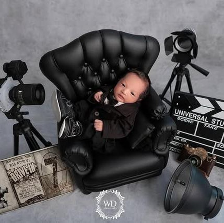 <p>Putra aktor dan presenter kondang Chand Kelvin, Ahmad Cadmael Dalsher Chandegra, juga tak mau ketinggalan mengabadikan momen <em>newborn</em>-nya. Si Kecil tampil tampan mengenakan jas hitam dengan tema seperti tengah berada di ruang syuting. "Aku pengen jadi aktor ah biar kayak papa," tulis Chand Kelvin lewat Instagramnya. (Foto: Instagram @chand_kelvin)</p>
