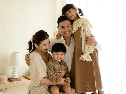 5 Potret Gaya Anak Artis saat Photoshoot Keluarga, Posenya Menggemaskan Bun