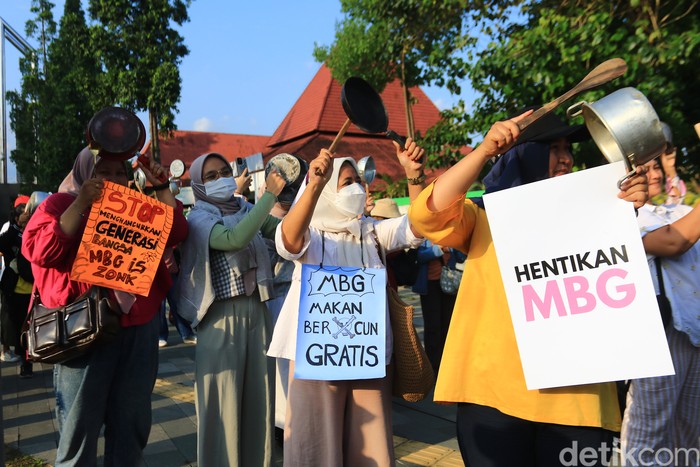Aksi demonstrasi ibu-ibu di Bundaran UGM, tuntut MBG dihentikan buntut kasus keracunan di berbagai daerah, Jumat (26/9/2025).