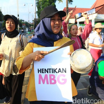 Ibu-Ibu di Jogja Demo Protes Kasus Keracunan Massal MBG Sambil Pukul Panci