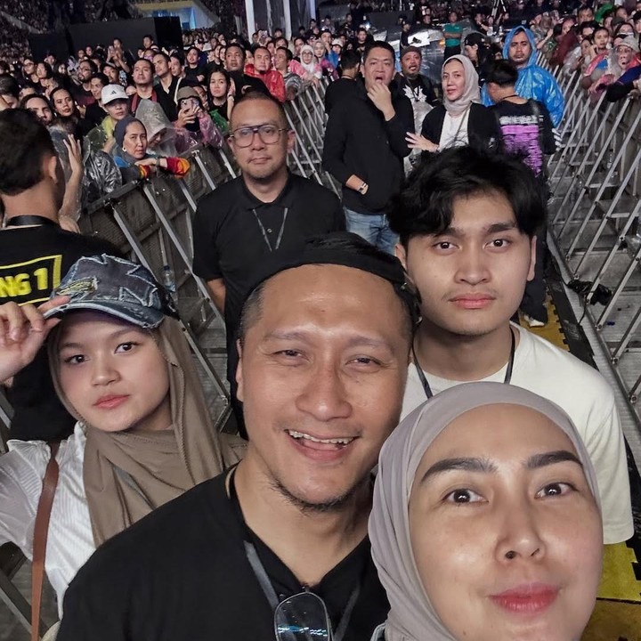 <p>Siapa sangka? Netizen justru malah salah fokus dengan paras Gavin yang disebut mirip ayahnya. &ldquo;Aku mikirnya yg di belakang tuh kak arie pas masih muda tp kok GK jamed ya. Ternyata anaknya,&rdquo; tulis akun <em>@cut_rahma****.</em> &ldquo;Anak2 pada mirip bapaknya ya,&rdquo; tulis akun <em>@bundabyanb****.&nbsp;</em>(Foto: Instagram@fenitarie)</p>