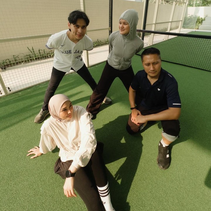 <p>Kehidupan anak artis Indonesia tampaknya tak pernah lepas dari sorot publik. Salah satu yang belum lama ini mencuri perhatian adalah putra pertama Fenita dan Arie Untung yang bernama Mezbareta Fathir Gavin. (Foto: Instagram@fenitarie)</p>