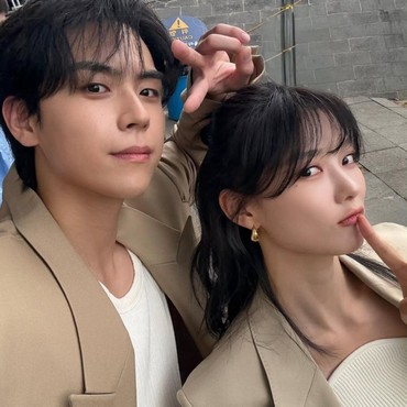 Bantah Pacaran, Kim Yoo Jung & Kim Do Hoon Tampil Pakai Outfit Serasi