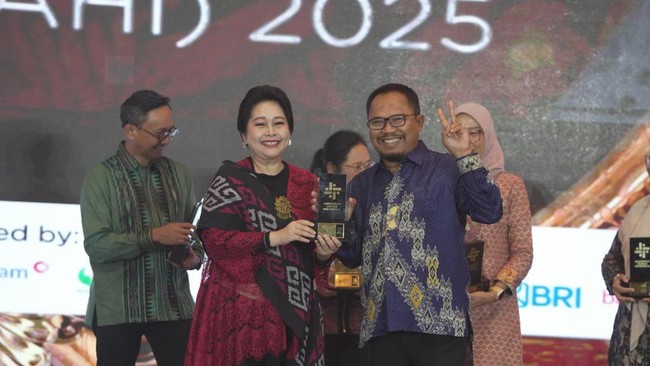 BPJS Kesehatan meraih penghargaan di AHI Awards 2025 untuk media sosial, mencerminkan komitmen dalam memberikan informasi JKN yang cepat dan akurat.