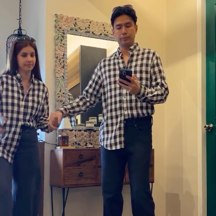 <p>Melalui&nbsp;akun Instagram, Christian Bautista dan istri juga sering membuat konten kocak yang menggambarkan kehidupan keduanya sebagai suami istri. Salah satu konten yang belakangan sering diunggah adalah kegemaran pasangan ini mengenakan pakaian yang <em>matching</em>. "Hanya dia satu-satunya yang aku pikirkan, itulah mengapa kita selalu cocok (berpakaian)," tulisnya dalam salah satu unggahan konten. (Foto: Instagram @xtianbautista)</p>