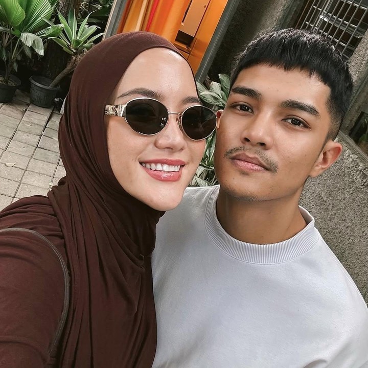 <p>Melalui unggahan ini, Erica mengungkap rasa bahagianya yang akan dikarunaiai anak kedua. "<em>The best gift I&rsquo;ve received this year is the life growing inside me.</em> Walaupun agak deg-degan hamil kali inii bakal naik berapa kilo???" tulisnya. Perlu diketahui, Erica Putri resmi menikah dengan Deryl De Kezier pada 1 Juli 2018. Pada Oktober 2020, Erica melahirkan anak pertamanya Zeev Andrea de Keizer. (Foto: Instagram @ericaputrii)</p>