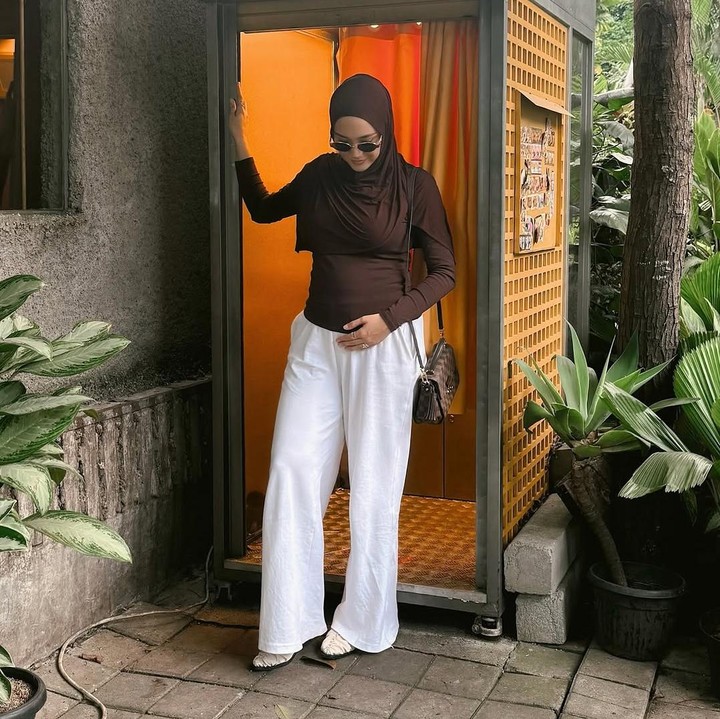 <p>Setelah mengumumkan kabar bahagia ini, Erica mulai sering mem-<em>posting</em> foto <em>baby bump</em> kehamilannya yang sudah terlihat jelas. Baru-baru ini, Erica memamerkan <em>baby bump</em>-nya saat menghabiskan waktu bersama suami dan putranya. (Foto: Instagram @ericaputrii)</p>